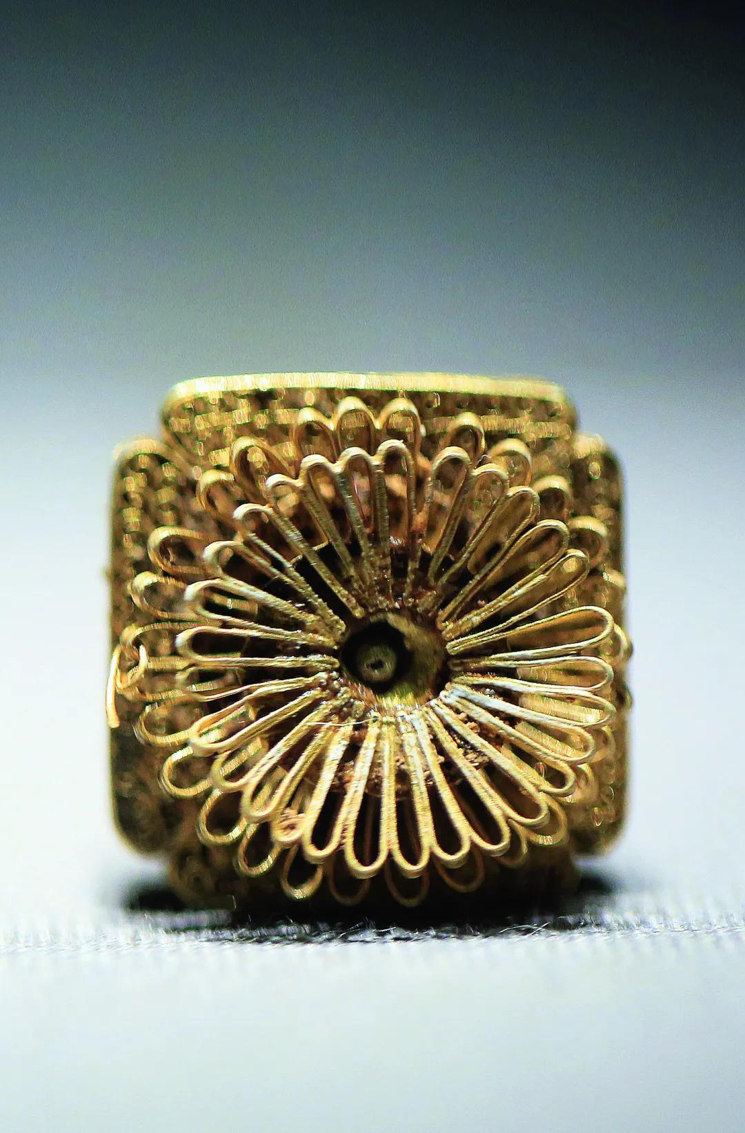 她是真有钱,也是真寂寞