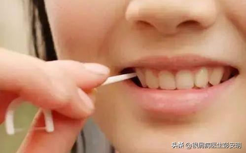 一根缝衣服的针，47岁男子拿来剔牙，剔出满头银屑病