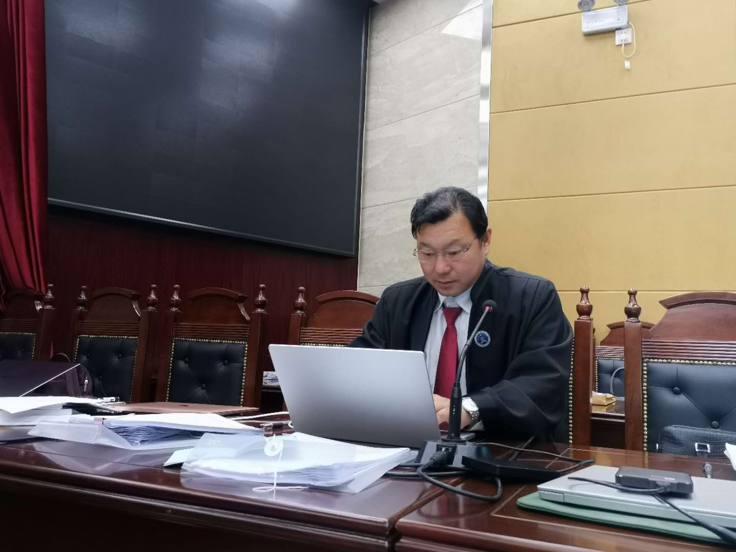 王某受贿案辩护词,王某受贿判一缓二