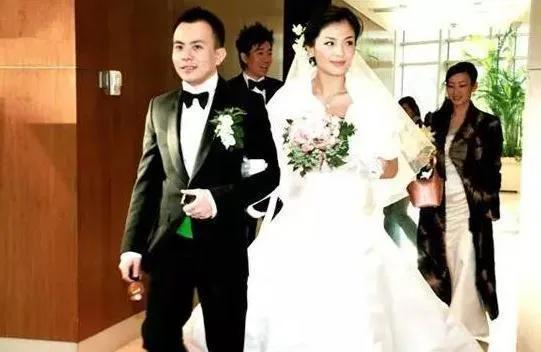 王珂：百亿富豪闪婚女明星，三年后遭遇破产，媳妇成“国民贤妻”