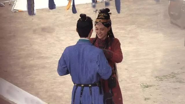 当女朋友穿上高跟鞋比你还高,你女朋友穿高跟鞋你会怎么样