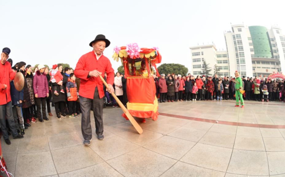 广元市老城小西街嘉陵广场,看看广场有多热闹
