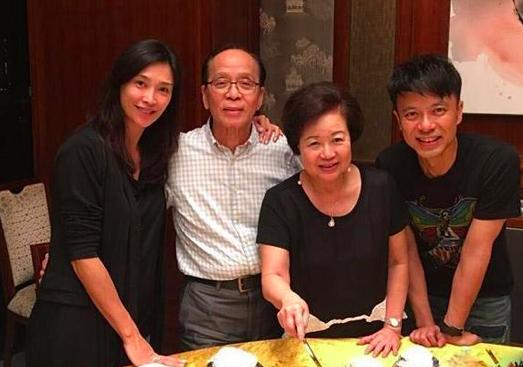 揭秘香港歌手李克勤的家，摆放着架子鼓吉他乐器，文末有全家福