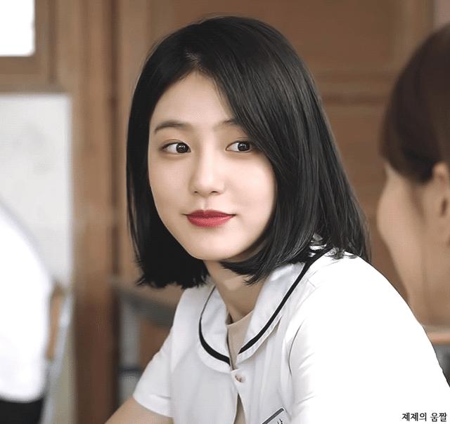 韩剧女主的穿搭连衣裙,韩剧女主穿条纹衬衫