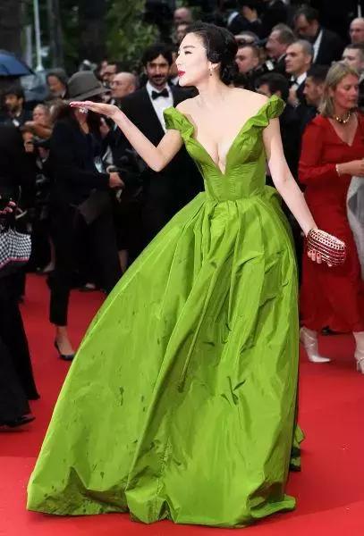 花百万走红毯视频,花十万走红毯