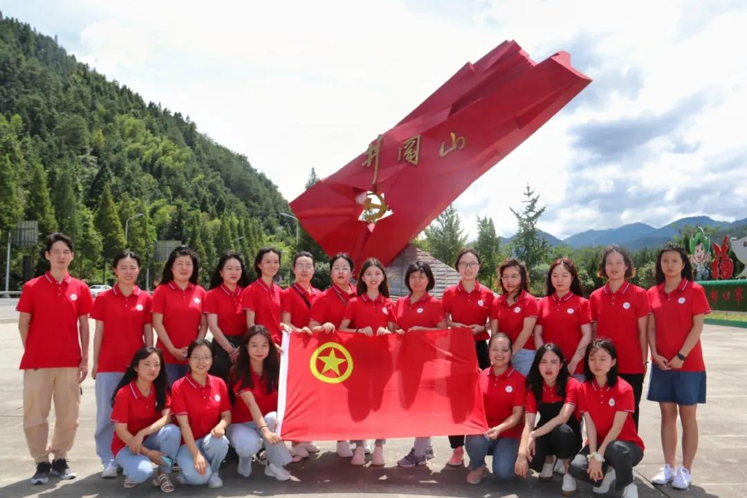 上井冈传承火种守初心，下豫章接续奋斗图新志——学校井冈山拓展培训活动纪实