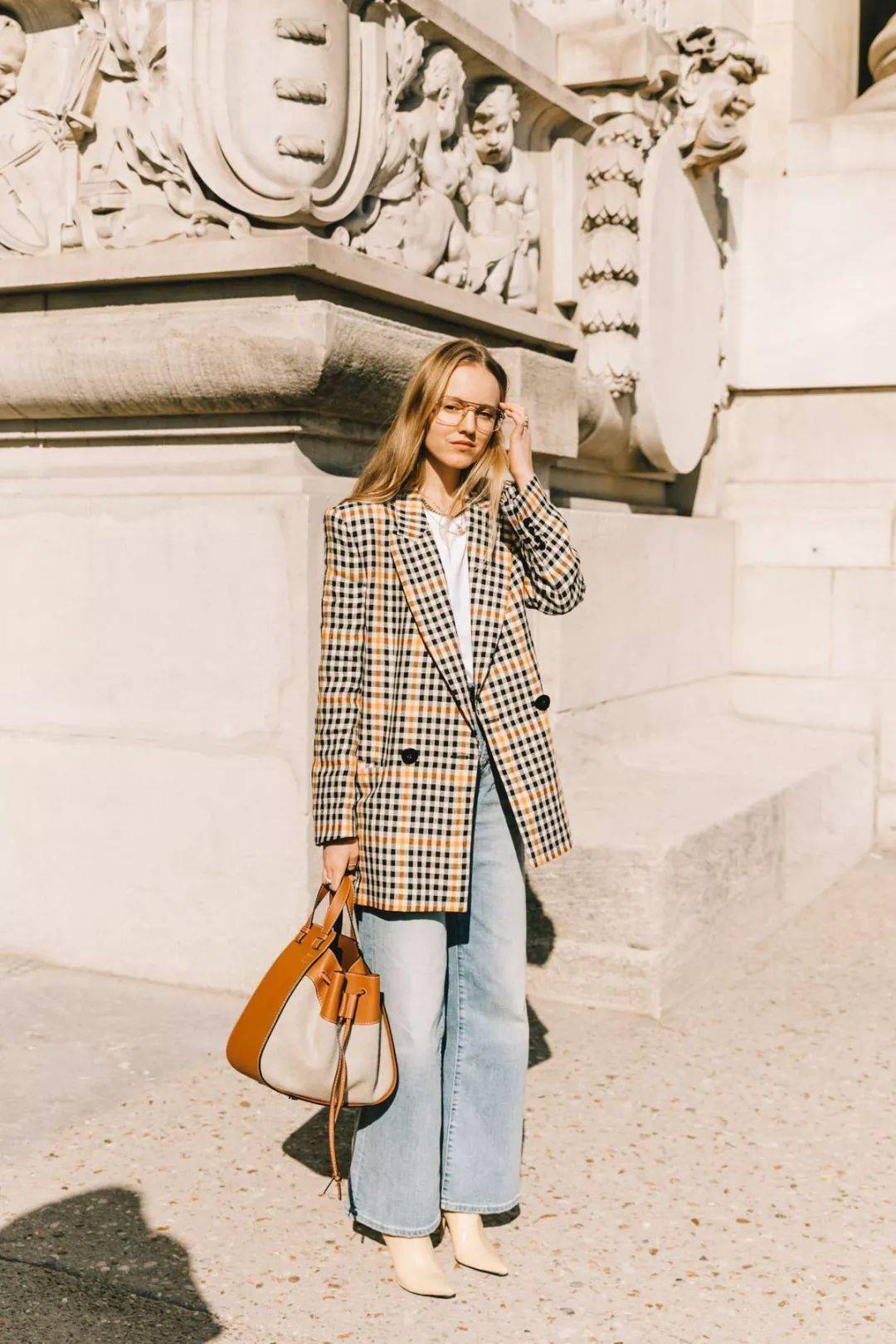 冬天靴子穿白色洋气还是黑色洋气,米白色靴子和黑色靴子