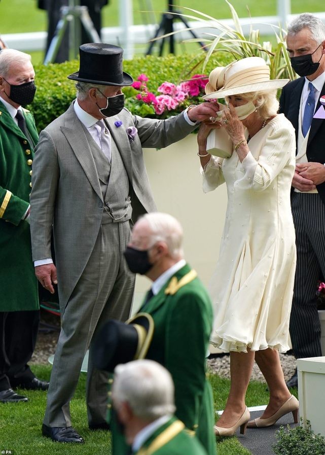 马克龙真暖心,帮布丽吉特整理领口怕走光,真爱程度不亚于查尔斯
