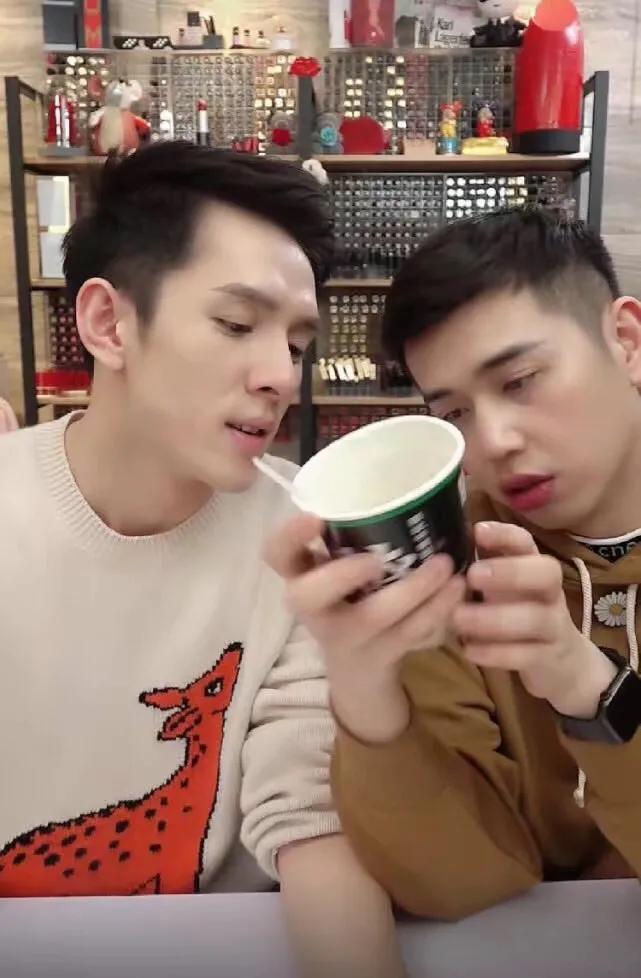 李佳琦助手直播中冒犯权志龙，看到他临场反应，网友：活该你红