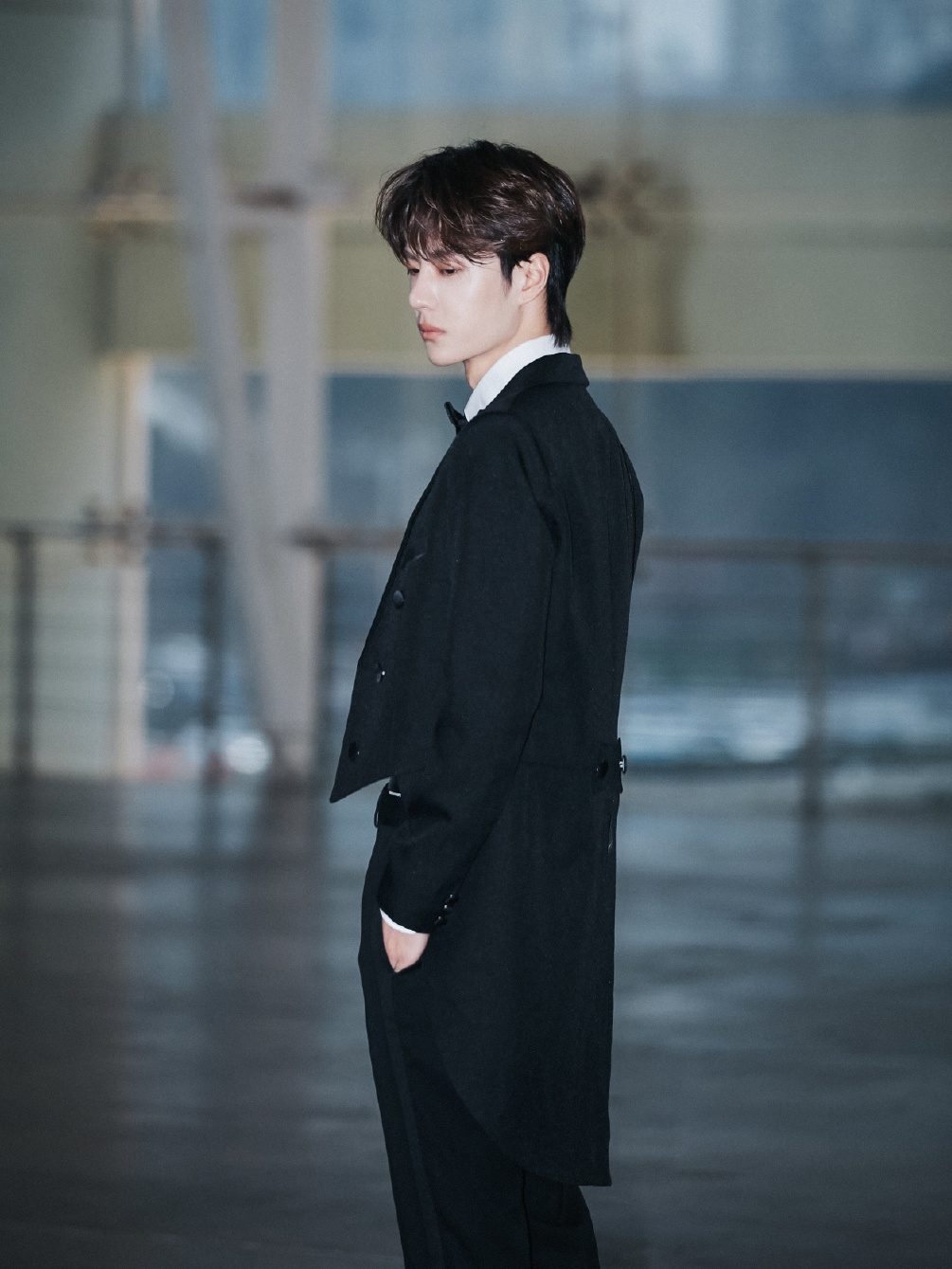 “百变酷盖”王一博,穿燕尾服骑摩托车,黑马王子变魔术师?