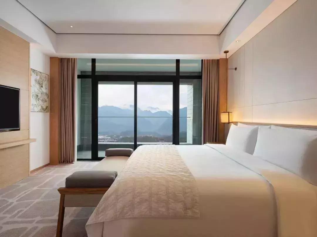 躺酒店床上看风景,躺在星级酒店房间床上看电视
