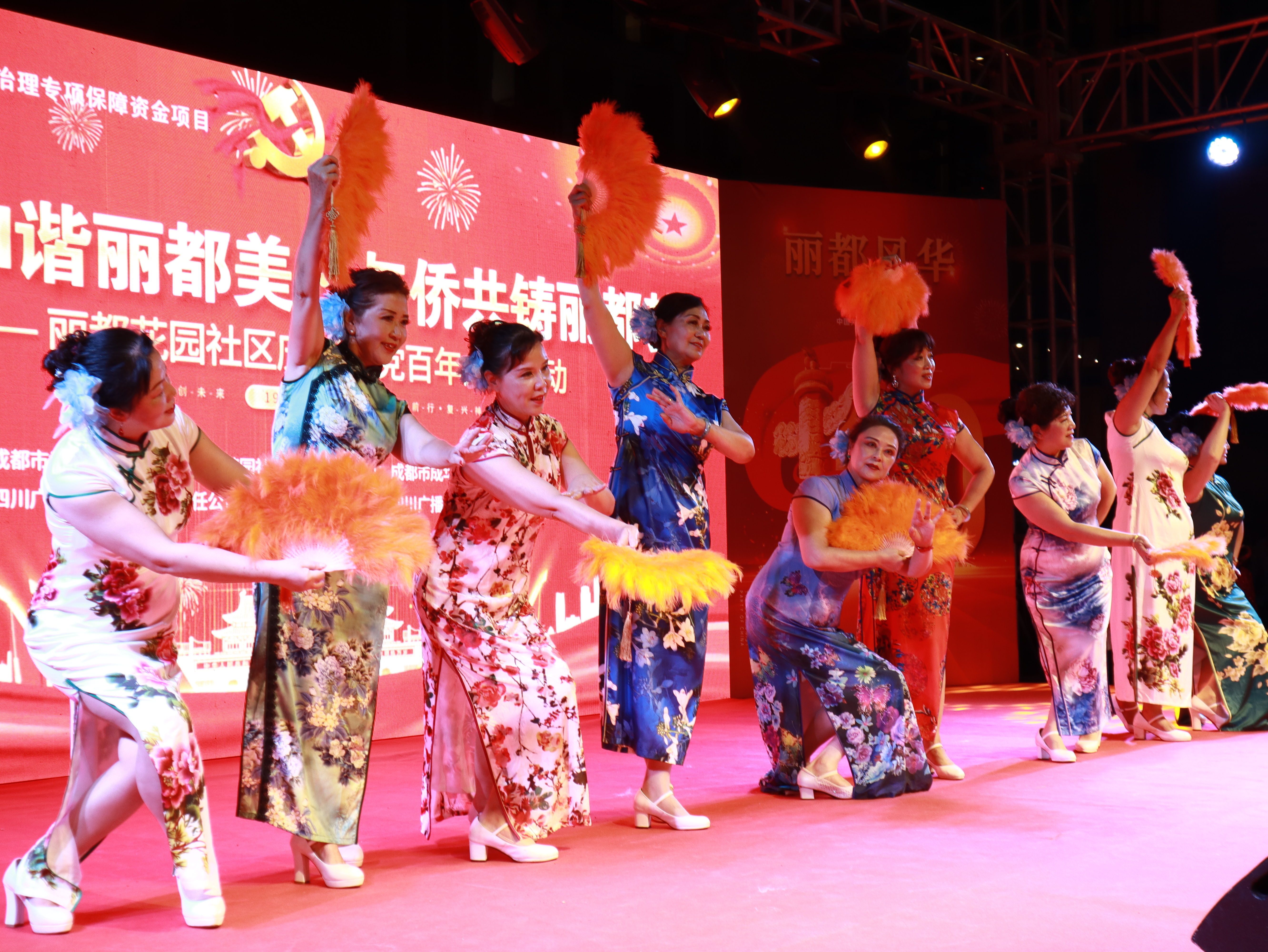 社区居民“全班底”书香花香伴心香——丽都花园社区“*党**建百年丽都风华”活动赢得居民交口称赞