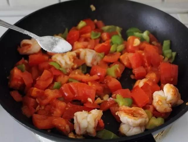 后厨小沈阳西红柿炒虾仁教学,西红柿蘑菇炒虾仁家常做法