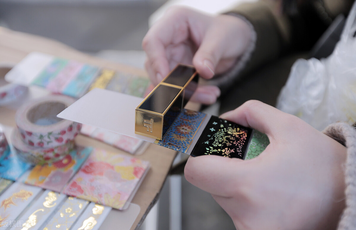 小伙摆地摊一晚赚1000,小伙摆地摊卖水果一个月赚8万