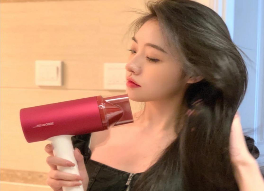 头发自然干好还是用吹风机吹干好,头发自然干还是吹干好看