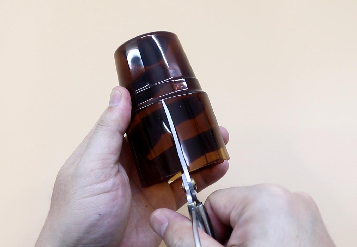 用塑料瓶做厨房收纳东西的用具,生活实用小妙招剪塑料瓶视频