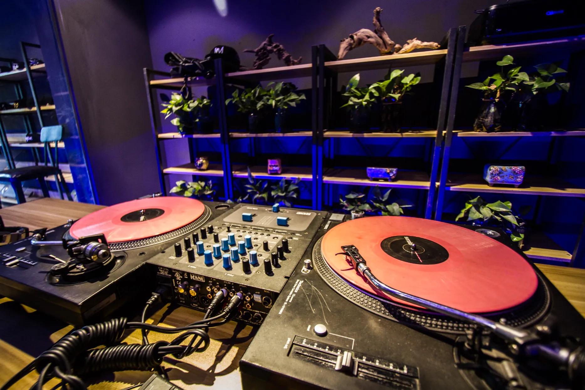 比较嗨的dj舞曲有哪些,节奏感最强最震撼的dj嗨曲中文