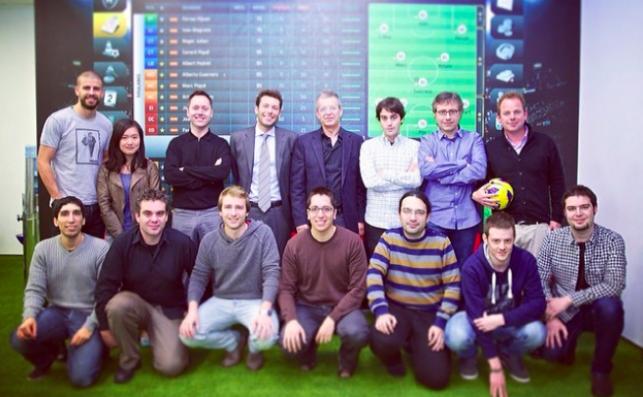 为了完成外公和妹妹的心愿，他走上足球之路，如今竟成商业奇才