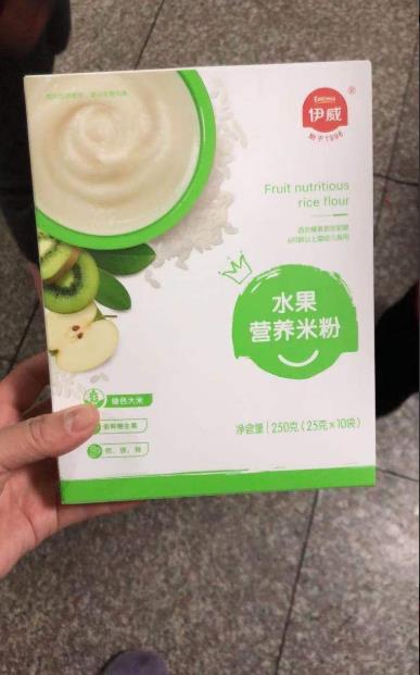 一岁半宝宝误吃了个小虫子,女子喂孩子米粉