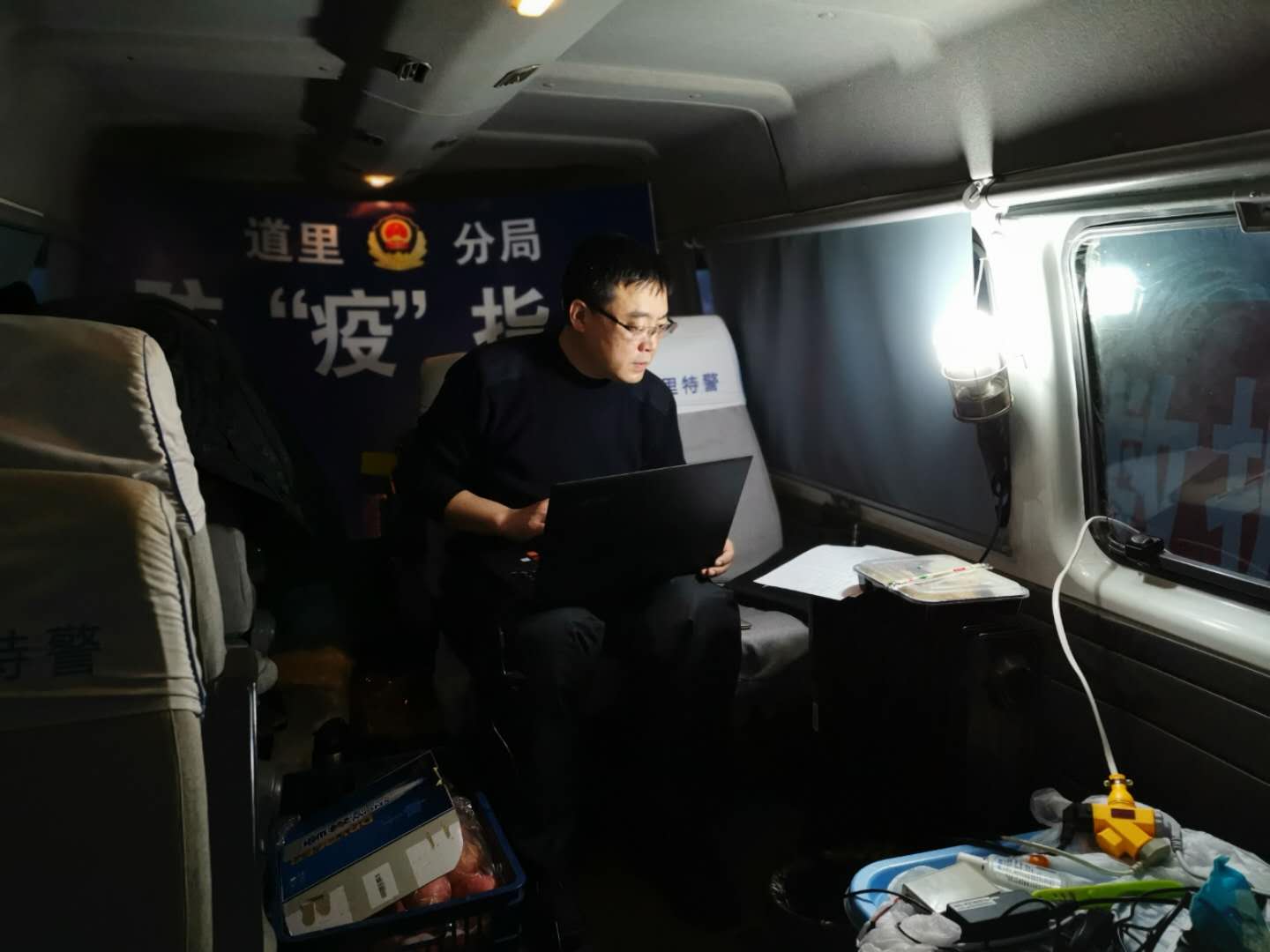 发黑硬痂还没脱落,又覆上一层冻红的新伤记住咱城市守门人的面孔