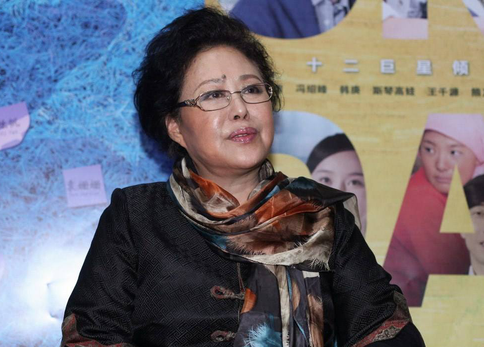 她是《归心似箭》玉贞，《骆驼祥子》虎妞，情路坎坷，常轮椅现身