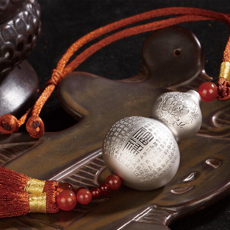 白银为何戴会变白一洗就变黑,白银能长期戴吗