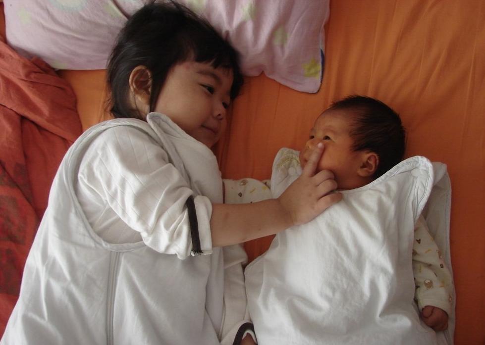 女儿看到脏东西吓坏父母,女儿说看到脏东西