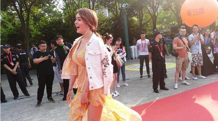 前“颜值一姐”张琪格,传言得富豪青睐,请她到国外玩了1个月