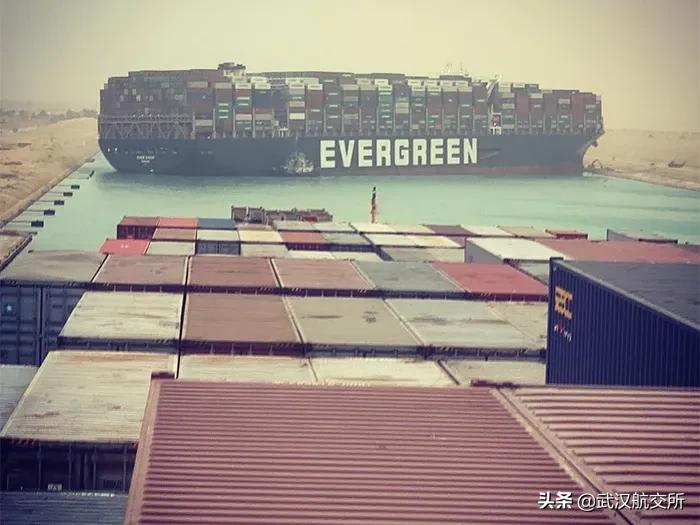 国际航运“大动脉”被切断,百艘巨轮拥堵排长龙!航运市场面临挑战,全球贸易再次承压