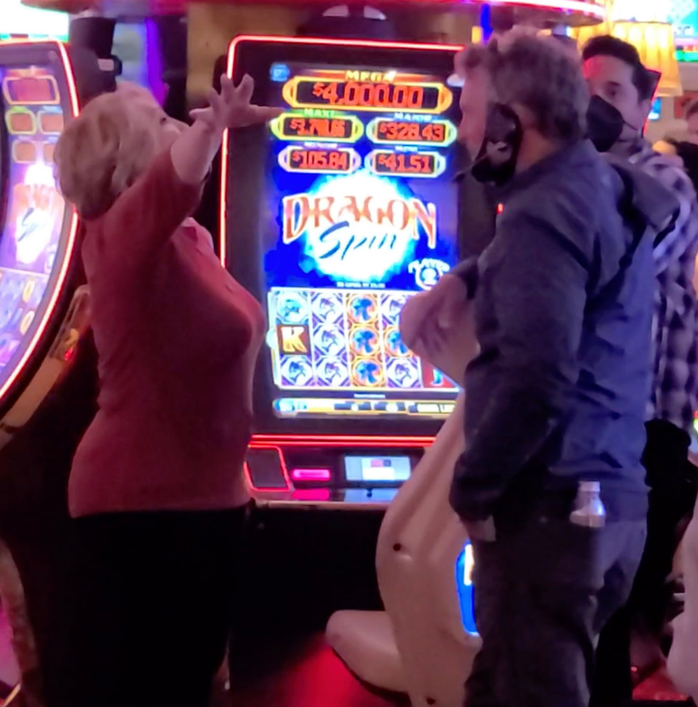 亲密热吻!好莱坞男神和电臀天后分手17年,复合1月超激情