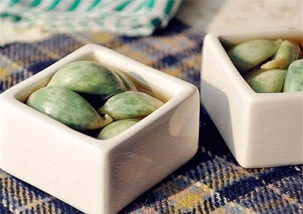 长期吃醋泡大蒜能美容吗,经常吃醋泡大蒜有什么好处和坏处