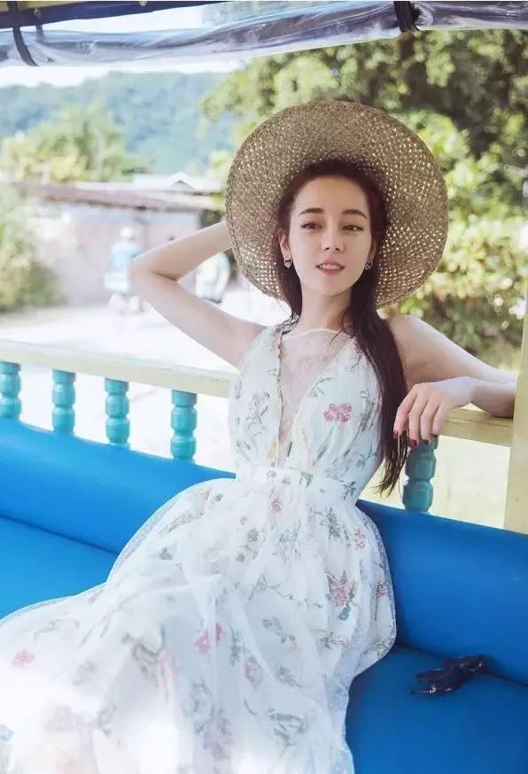 泫雅、迪丽热巴、关晓彤的印花裙，谁的品味更好？