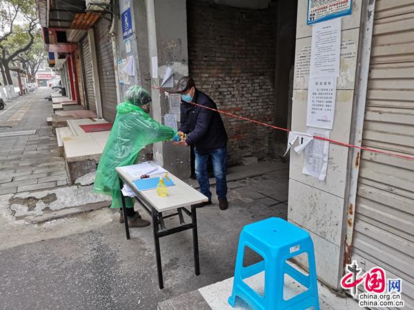 凡人“疫”举丨值守“三无社区”累到心脏早搏她说:“我不想当英雄,但也不能当逃兵”