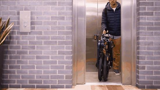 c罗购买的黑色的车 (c罗的车多少元)