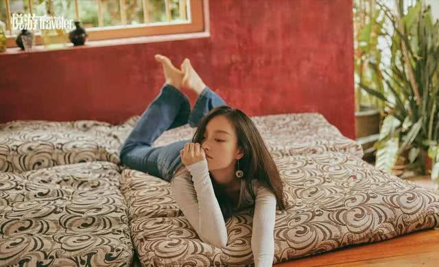 倪妮穿牛仔裤最新机场现身,倪妮身穿吊带红裙现身