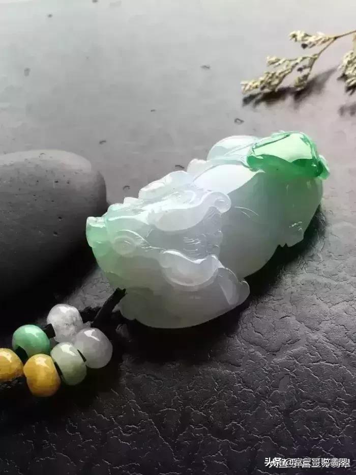 翡翠貔貅的正确佩戴方法,翡翠貔貅的正确佩戴方式