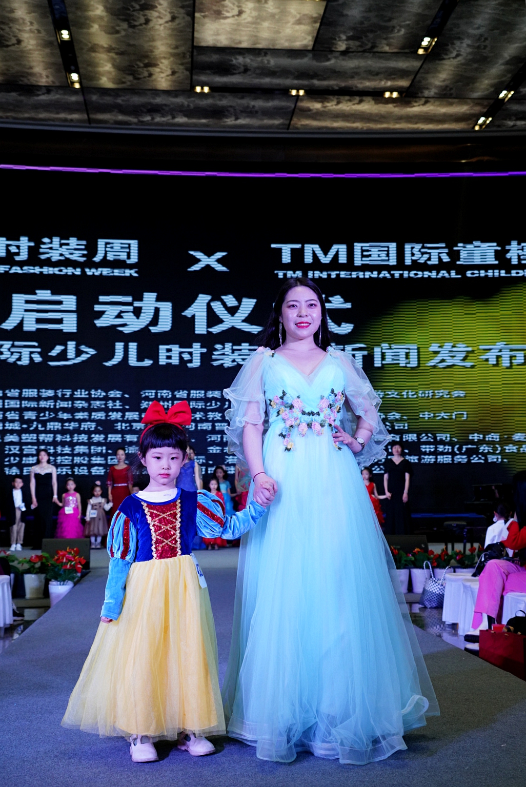 第六届郑州国际少儿时装周,亲子时装秀国潮