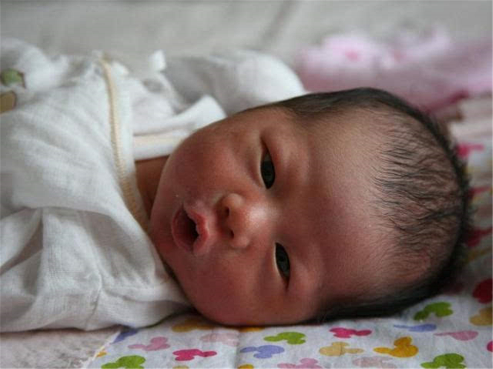 新手妈妈不会照顾宝宝宝宝老哭,新手妈妈不会抱孩子该怎么办