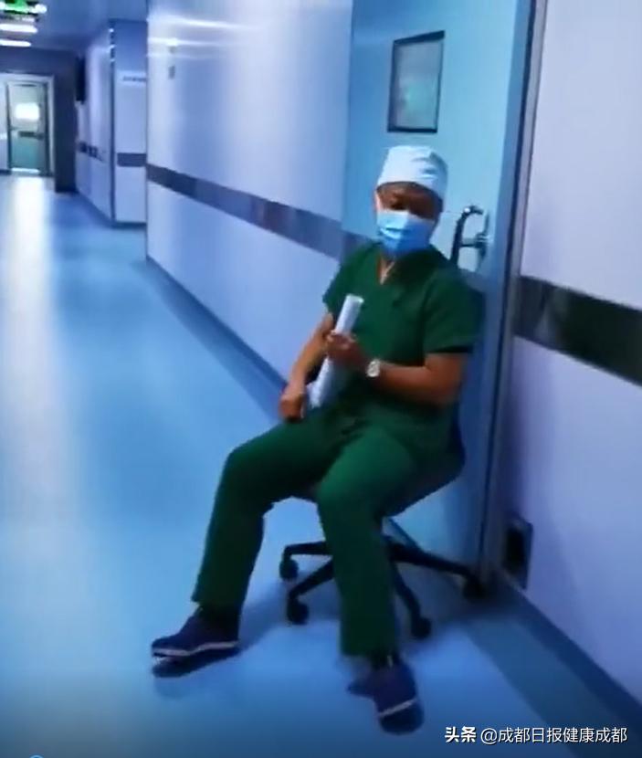 成都“滑轮医哥”短视频走红：都这样了还上班，真帅