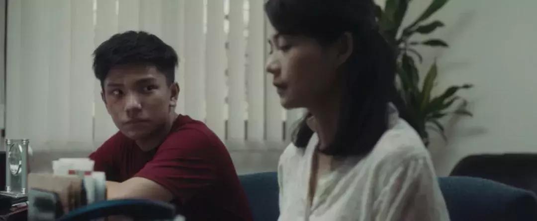 29岁时一鸣惊人的他，又拍了部潮湿的电影