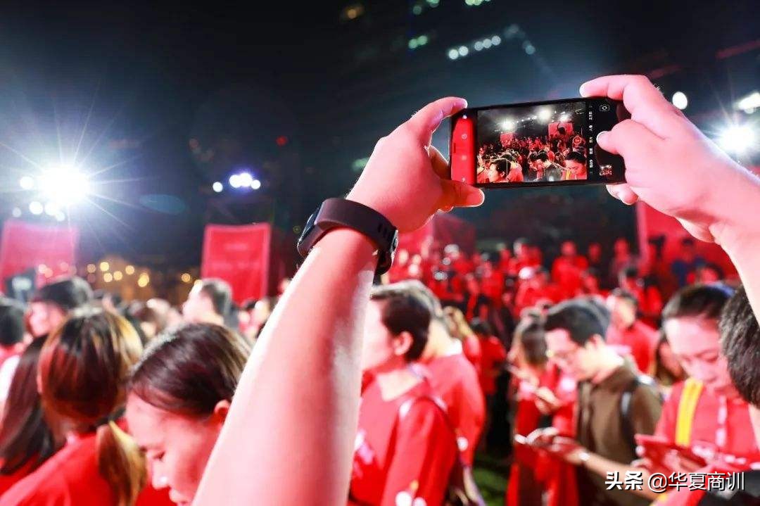 黄峥退出拼多多还有实际控制权吗,拼多多董事长黄峥做客人民网访谈