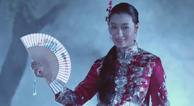 因“重男轻女”而自杀，拍全裸写真的“鬼后”王小凤：为何抑郁？