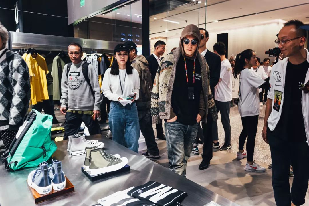 “Valentino红”降临东京，冠希哥说最近的生活“888”