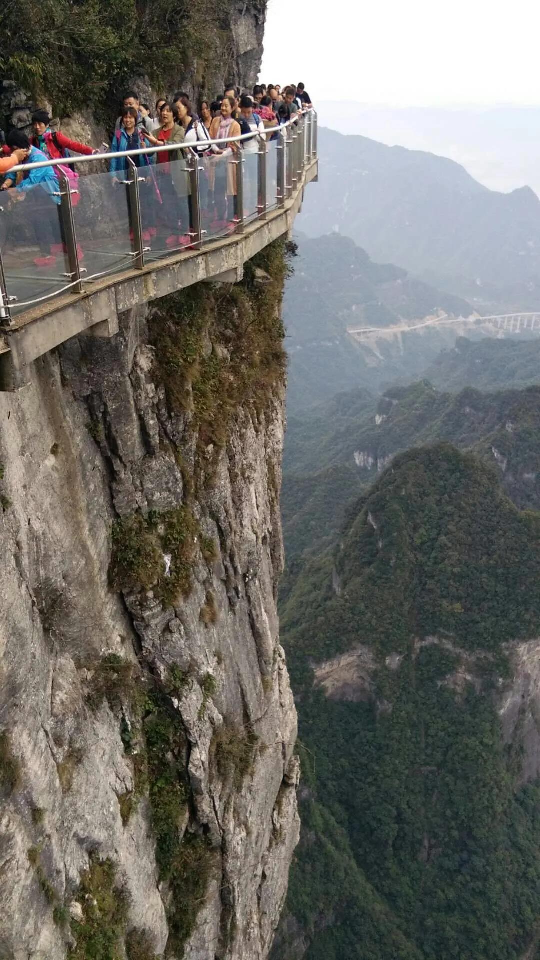 张家界天门山悬崖峭壁的视频,张家界天门山山峰险峻风景秀美