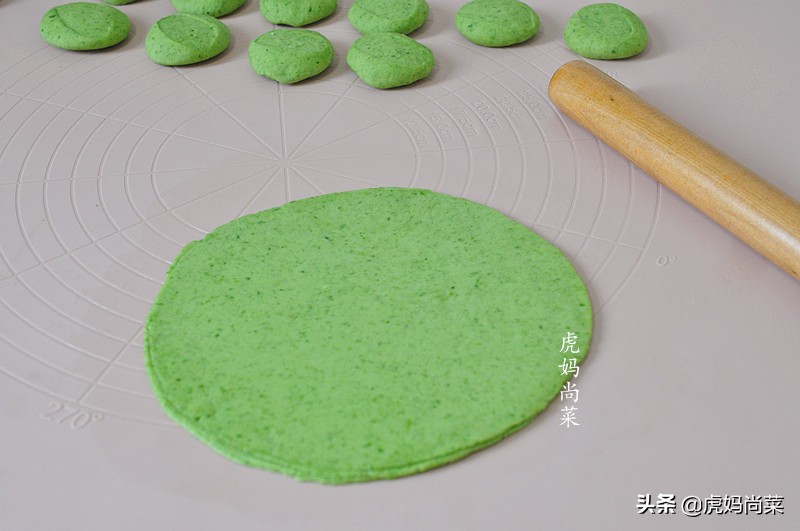 春饼这样做薄如蝉翼劲道又好吃,薄如蝉翼的春饼和面比例