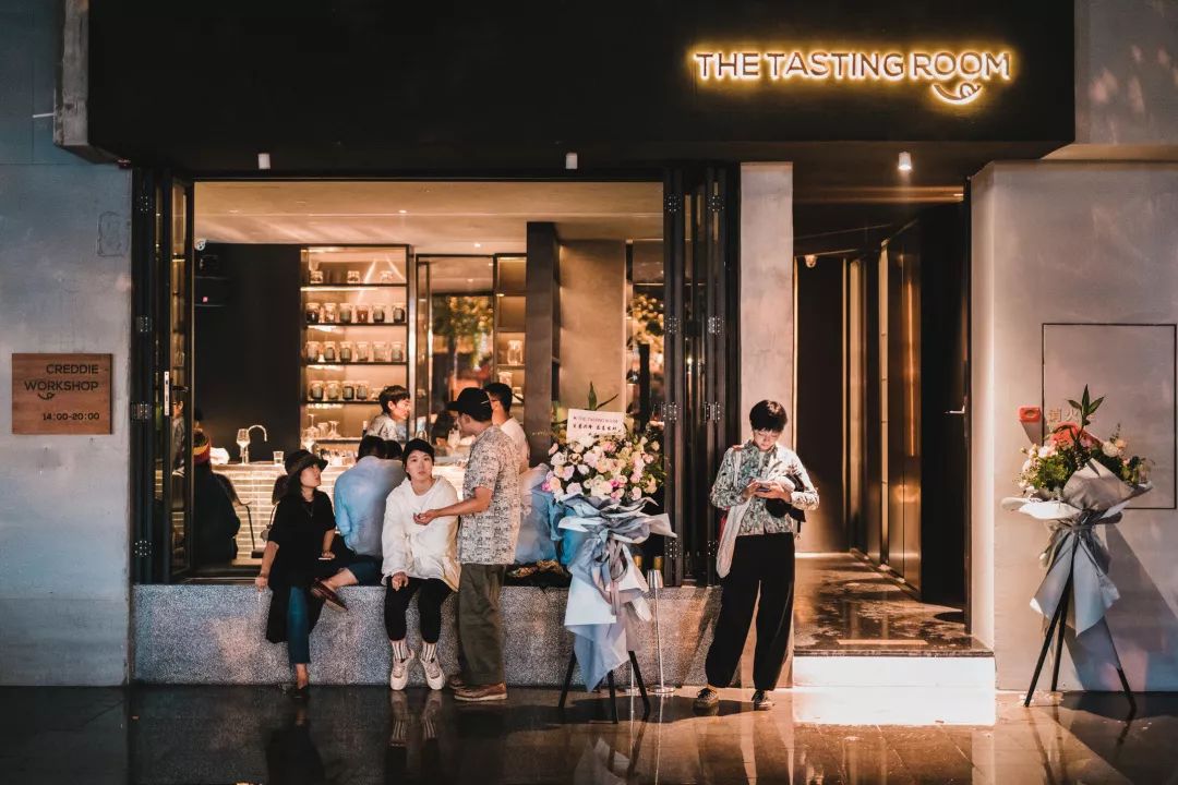 在110㎡空间里创造了两个世界，成都这个酒吧允许你上班时饮酒