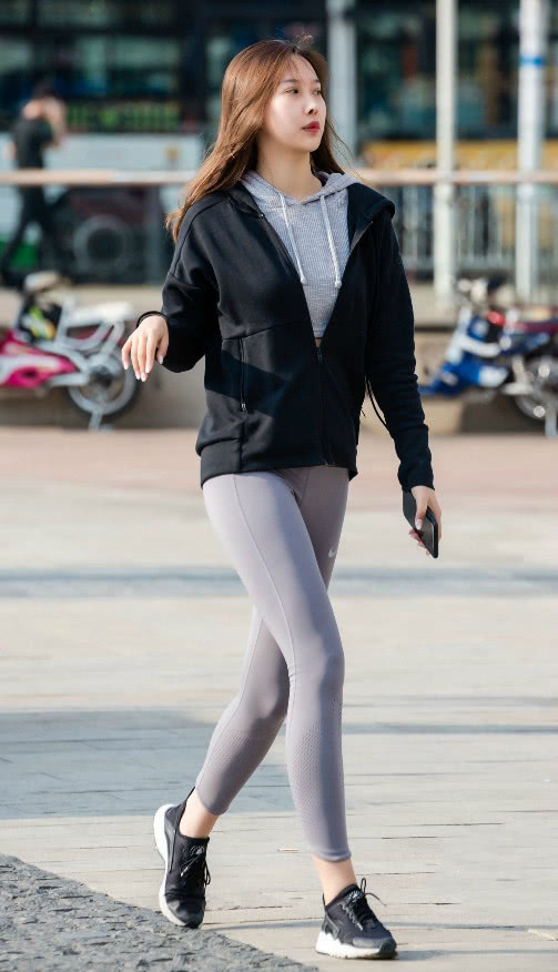 小黑裤早已经凉了，耐克的“九分水泥裤”成新宠，街拍达人必备