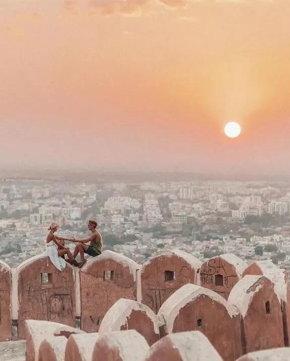 一个清洁工拍的照片一张卖6万，把美女娶回了家