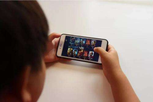 男孩玩游戏结果被游戏气死,男孩玩游戏失败气晕