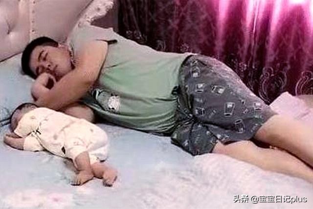 爸爸带娃犯困宝宝翻身没察觉,爸爸午睡惊醒以为宝宝窒息